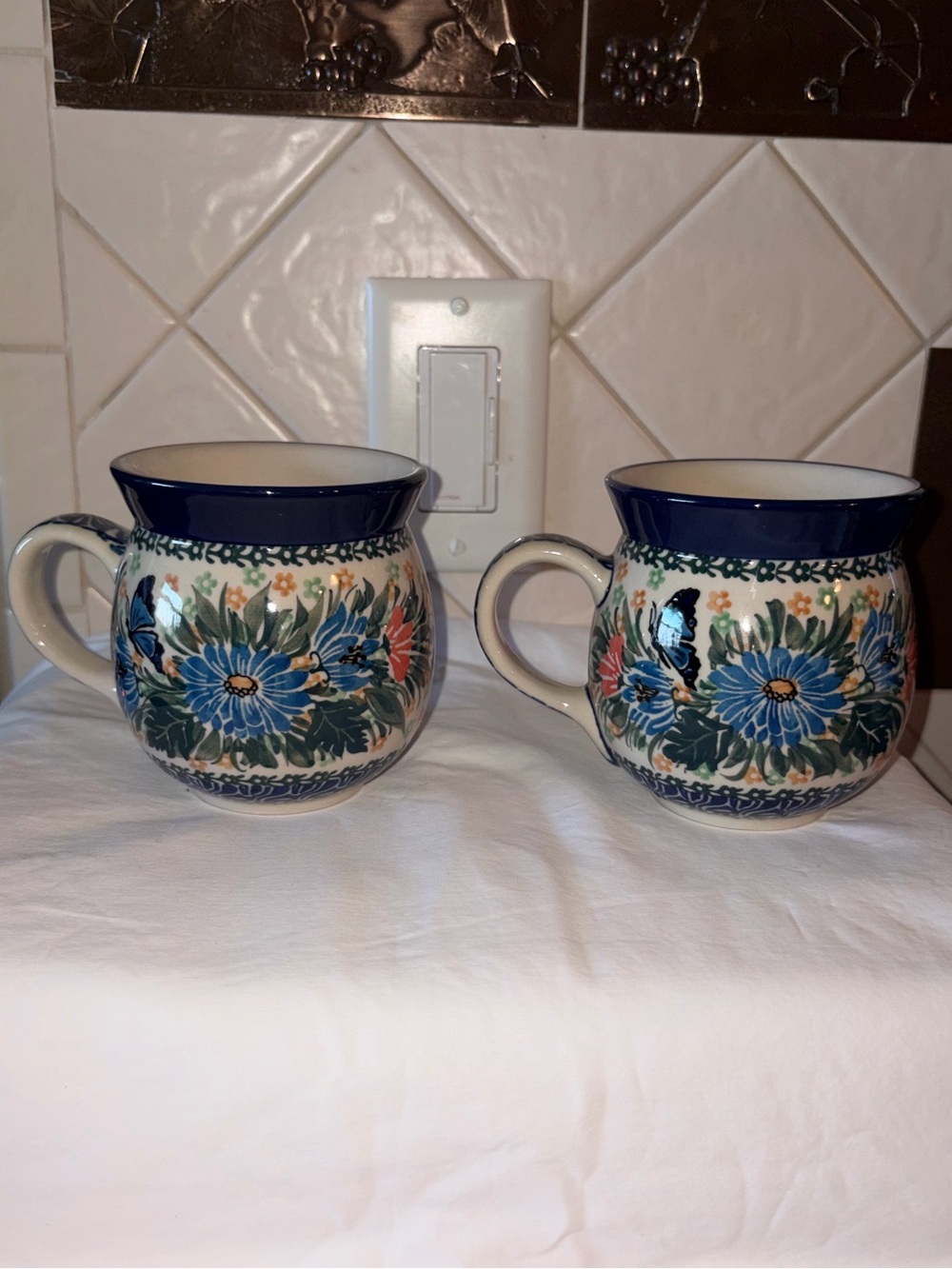 Nwot set of 2 Unikat Polish pottery Mugs butterflies and flowers